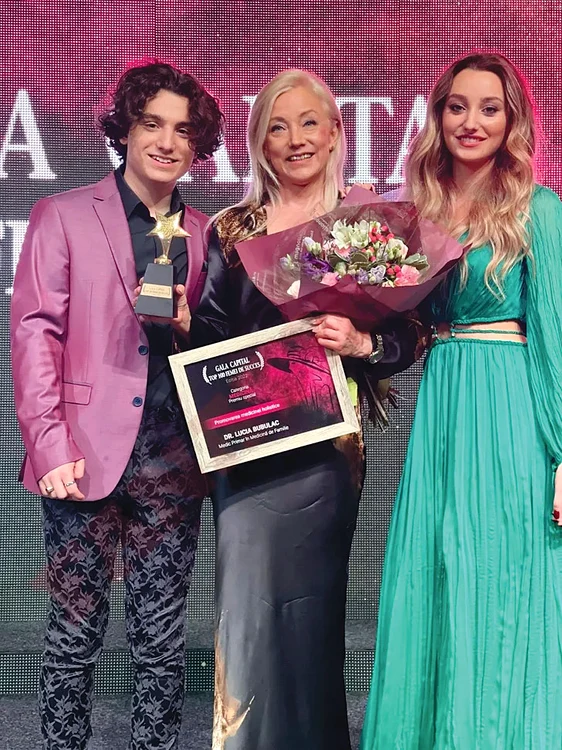 Raris și Daria își  adoră mama, doctorița și  cântăreața Lucia Bubulac