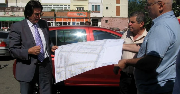 Primarul Nicolae Robu a dat startul la reparaţiile din Calea Buziaşului