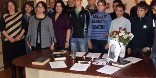 Elevii şi profesorii îi aduc un omagiu poetului Adrian Păunescu