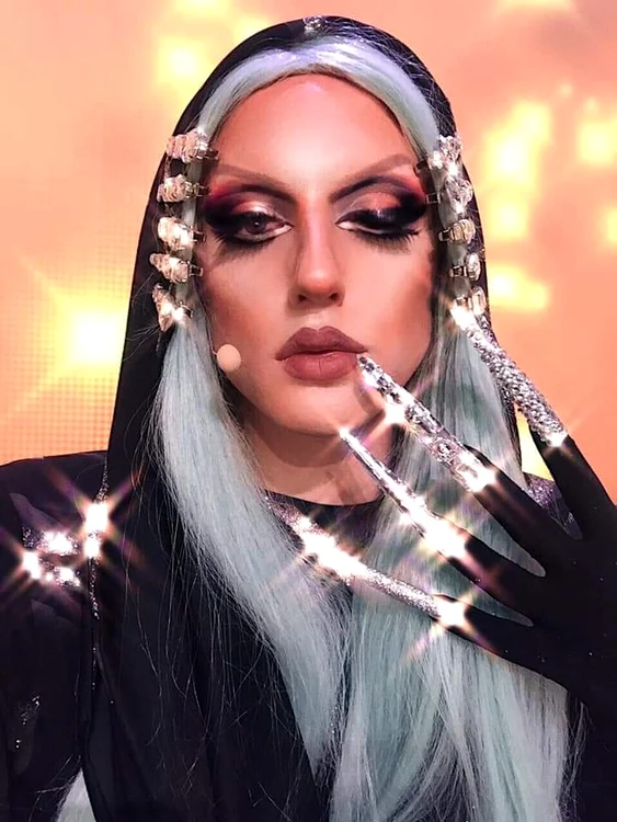 Alexander White se numeşte în realitate Roman Albu George Alexandru