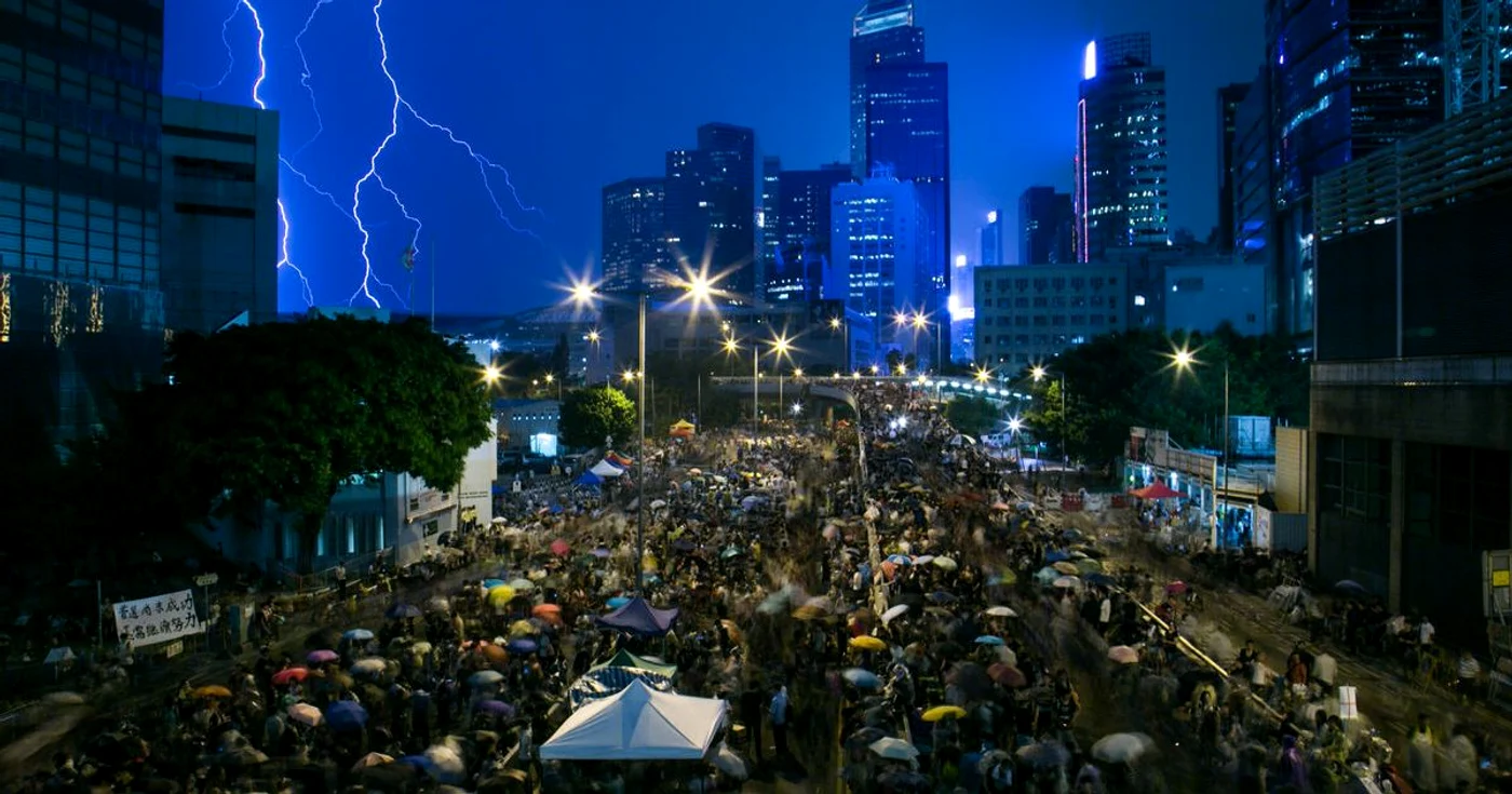 Până la 80.000 de oameni au protestat paşnic în centrul Hong Kong-ului
