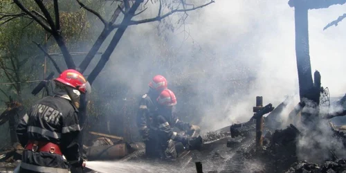 Mai multe gospodarii au fost mistuite de flacari în urma descărcărilor electrice din atmosfera