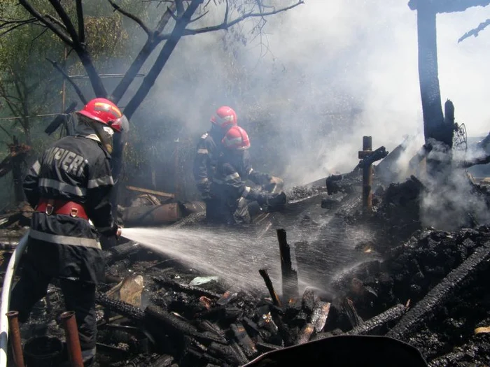 Mai multe gospodarii au fost mistuite de flacari în urma descărcărilor electrice din atmosfera