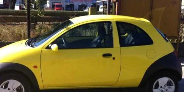 O şoferiţă din Dâmboviţa "parchează" maşina într-un copac