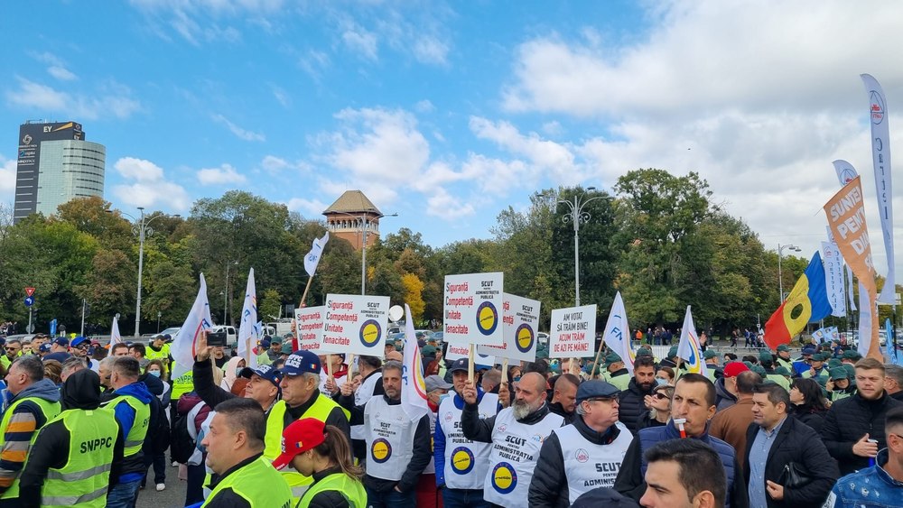 Angajații din administraţie protestează luni în fața Guvernului și vor merge în marș la Parlament. Amenință cu greva, iar premierul Bolojan i-a chemat la discuții