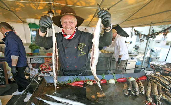 
    Adrian ne arată zarganul pe care-l perpeleşte pe plită Foto: Florin Şuler   
