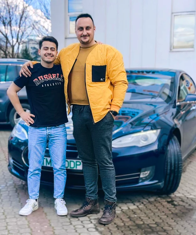 Doctorul de Permise, alături de unul dintre cursanții săi FOTO Facebook/Doctorul de Permise