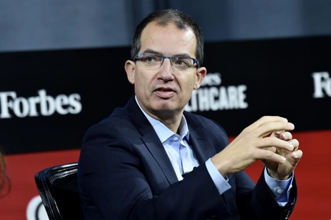 
    Stephane Bancel anunță că Moderna lucrează la a treia doză de vaccin care ar putea preveni infecțiile în sezonul receSursa foto: Forbes  