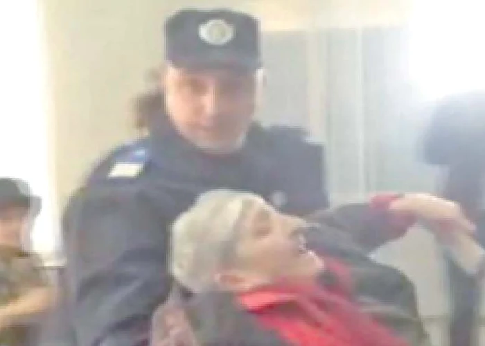 O femeie bolnavă de astm a leşinat la coadă