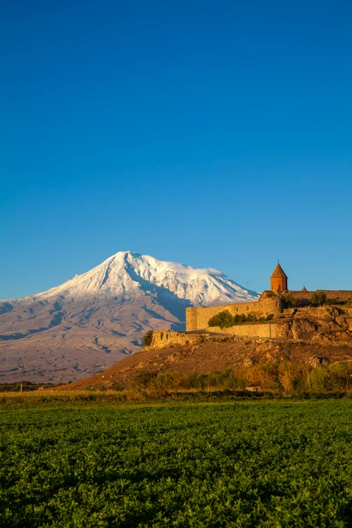 Mǎnǎstirea Khor Virap din Armenia; în fundal, dincolo de frontiera închisă, în Turcia, Muntele Ararat