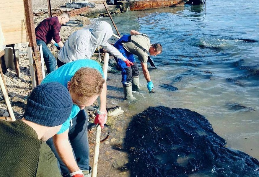 Rusia a creat un dezastru ecologic în Marea Neagră. Petrolul scurs din cele două nave scufundate continuă să ajungă la țărm după 10 zile