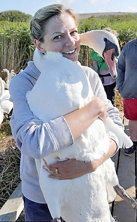 
    Sheerene îşi îmbrăţişează zilnic îngrijitoarea  