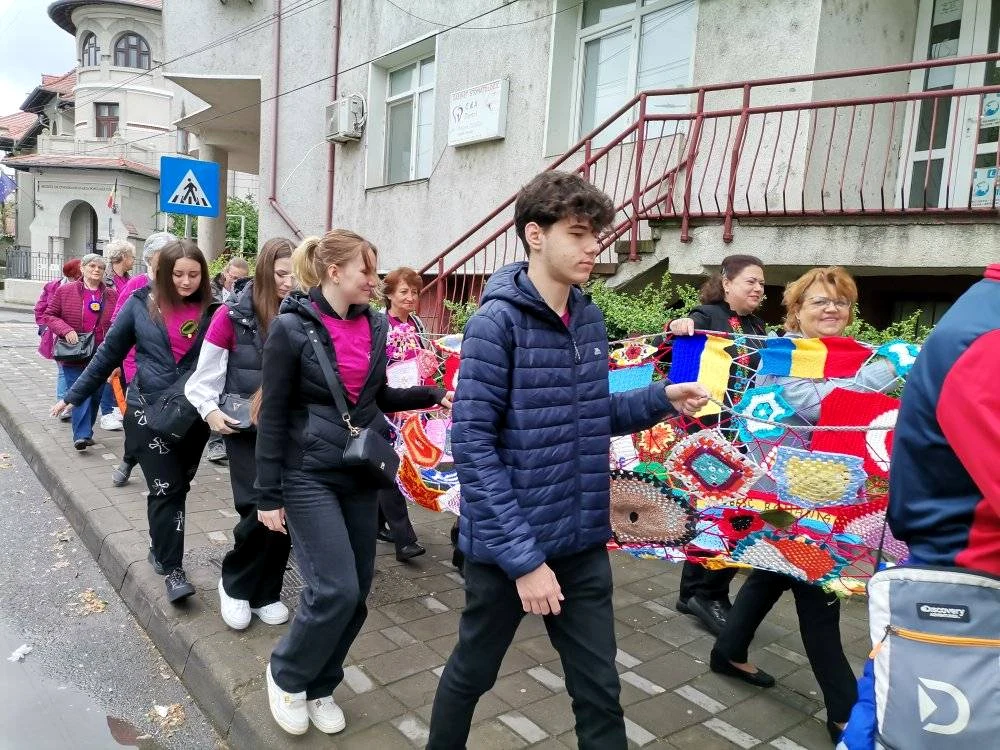 Tineri, purtând mileurile croșetate. FOTO Primăria Tulcea