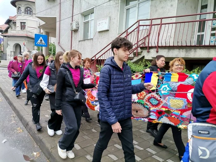 Tineri, purtând mileurile croșetate. FOTO Primăria Tulcea