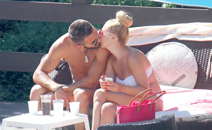 Cei doi îndrăgostiți s-au hârjonit toată vara la mare