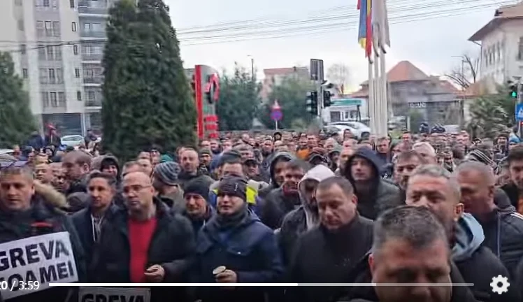 Situație disperată la CE Oltenia. Minerii au oprit lucrul după suspendarea bonurilor de masă și au amenințat că intră în greva foamei. Managerul companiei, huiduit de protestatari