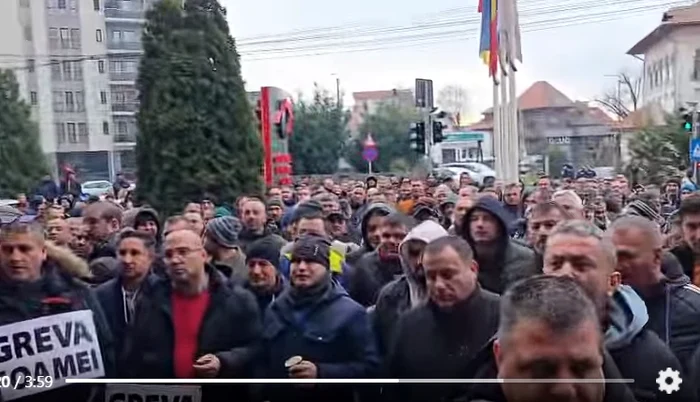 Sute de mineri protestează marți după-amiază. FOTO: captură video Gorj TV