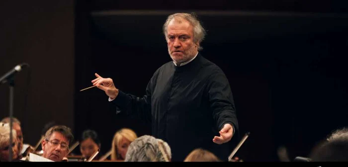 Celebrul Valery Gergiev, dirijând Munchner Philharmoniker, pe scena de la Sala Palatului, sâmbătă seara Fotografii: Alex Damian