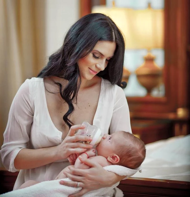 Ellie White va retrăi experienţa de a ţine în braţe un bebeluş