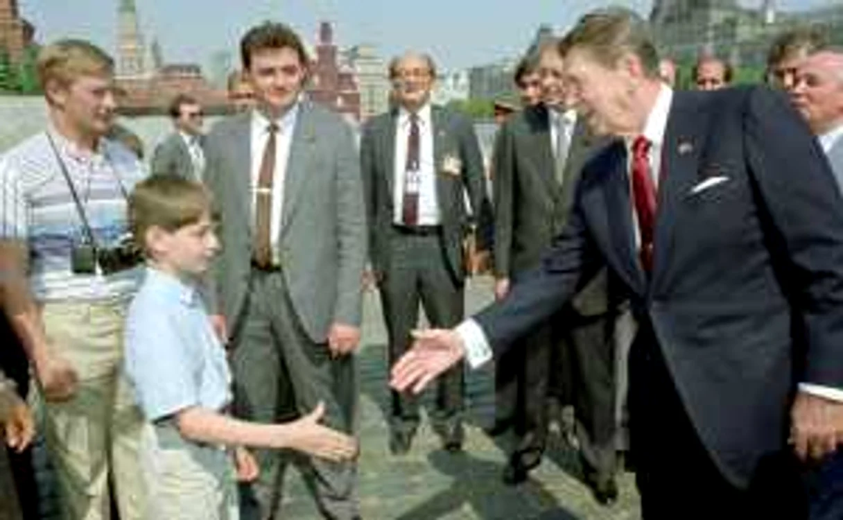 Vladimir Putin, 'turist sub acoperire', într-o fotografie cu Reagan?