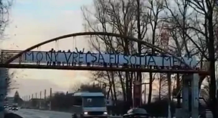 Un ploieştean a afişat un banner cu cererea în căsătorie pe DN 1. FOTO captură Youtube