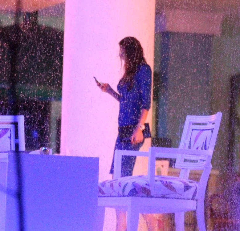 Ramona Gabor a zăbovit în holul hotelui ca să vorbească la telefon
