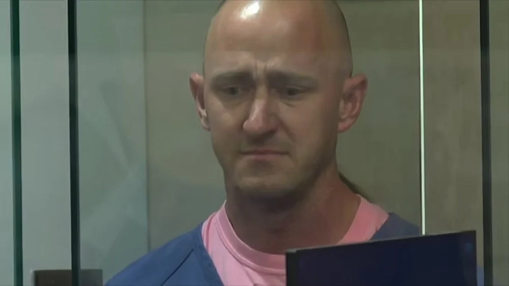 Un pilot a pledat vinovat după ce a încercat să oprească motoarele unui avion de pasageri în zbor