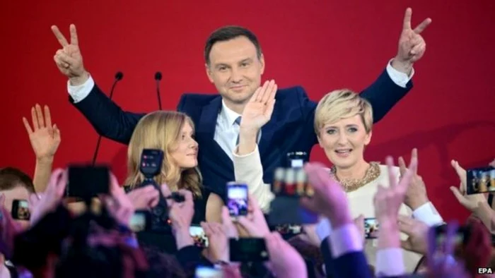 Andrzej Duda sărbătoreşte victoria alături de susţinătorii săi. FOTO EPA