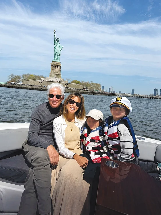 Richard Gere şi Alejandra Silva  nu publică imagini cu feţele  băieţilor lor, Alexander şi James