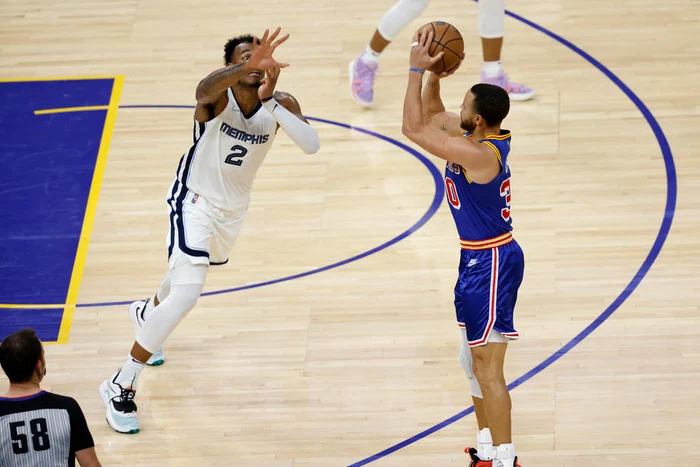 Stephen Curry aruncă de 3 puncte (Foto: EPA-EFE)