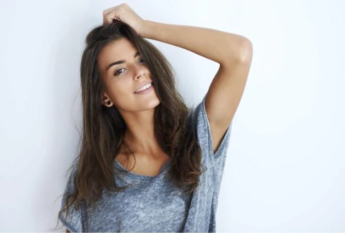 Descoperă 5 modalități de îngrijire pentru a te bucura de un păr sănătos. Foto: freepik