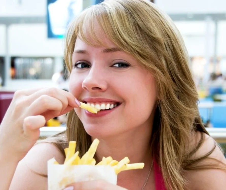 Alimentele care conțin grăsimi, cum sunt cartofii prăjiți sau produsele fast-food, scad energia organismului clicksanatate.ro