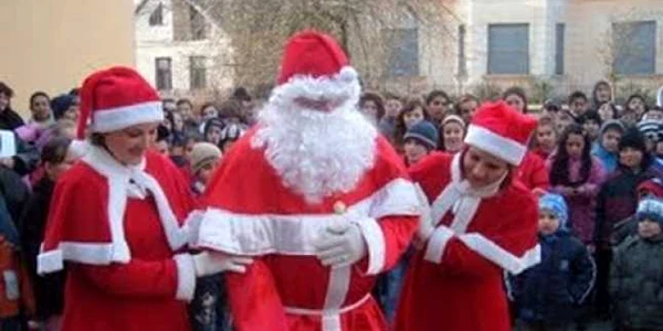 Sute de copii s-au întâlnit cu Moşul la Ardud  