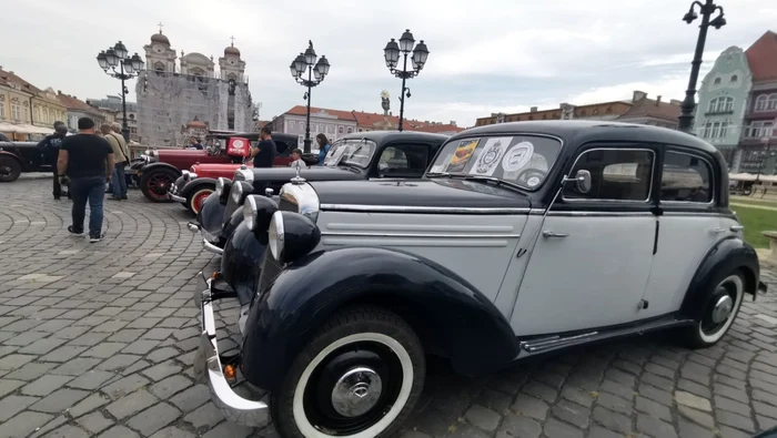 Parada maşinilor fabricate în perioada interbelică. Bijuterii pe două roţi FOTO Ş.Both