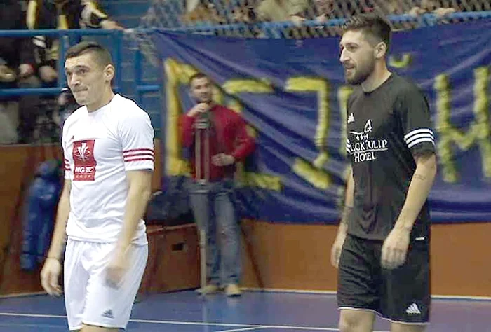 Imobilizat într-un scaun cu rotile de trei ani şi jumătate, Mihai Neşu visează să meargă din nou şi speră ca acea zi să vină chiar în 2015 Foto: Mediafax