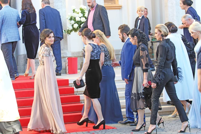 Luminiţa Becali, o soacră mică foarte discretă în rochia lungă crem