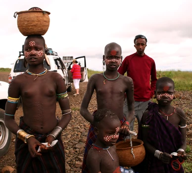 ETIOPIA localnici aducand butoaiele cu apa, cea mai de pret avere apa Sursa foto dr Irina Catighera JPG