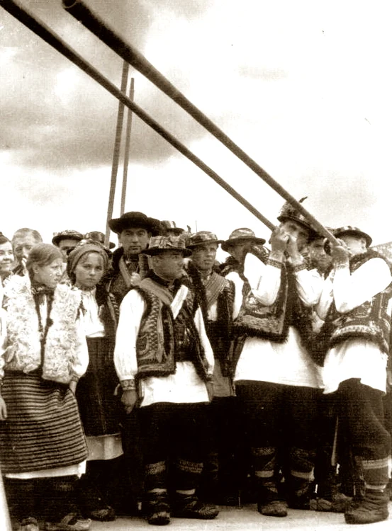 Huţuli în costume tradiţionale, în 1930