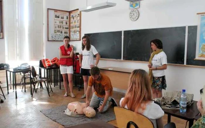 Tinerii au învăţat cum să acorde primul ajutor