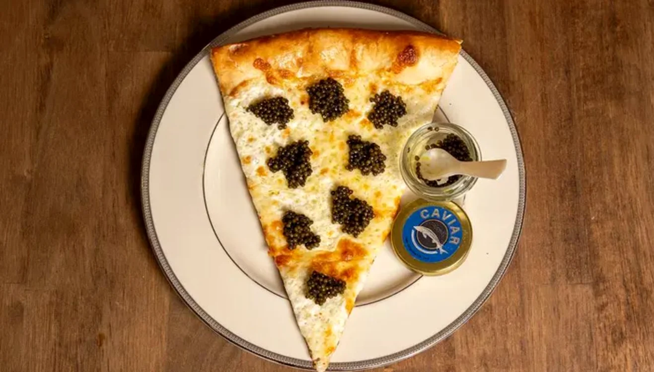 Pizza este servită  alături de un  borcănel de caviar. SURSA FOTO: Marina’s Pizza Co.