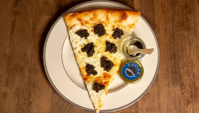 Pizza este servită  alături de un  borcănel de caviar. SURSA FOTO: Marina’s Pizza Co.