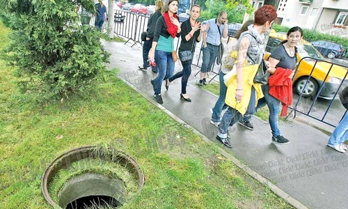 În zona Aurel Vlaicu  canalele sunt  acoperite cu plastic (Fotografii: Sever Gheorghe ) jpeg
