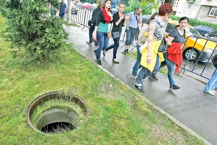În zona Aurel Vlaicu  canalele sunt  acoperite cu plastic (Fotografii: Sever Gheorghe )