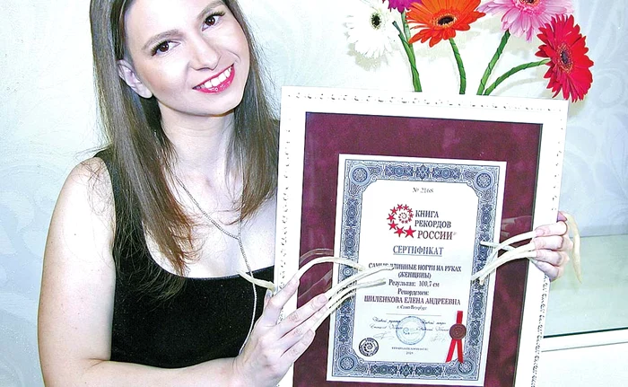 
    Elena zice că bărbaţii îi dau atenţie datorită unghiilor  