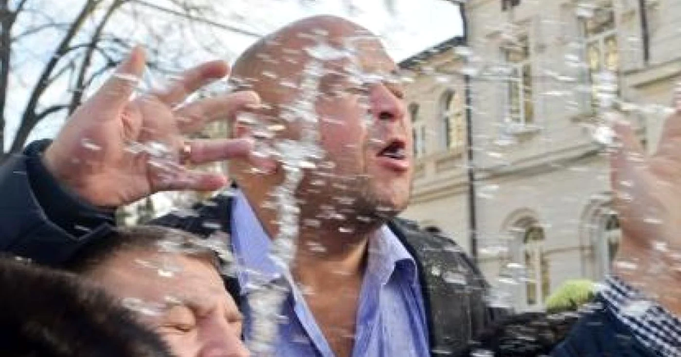 Ieşenii s-au înghesuit pentru a fi stropiţi cu agheasmă FOTO Ziarul de Iaşi