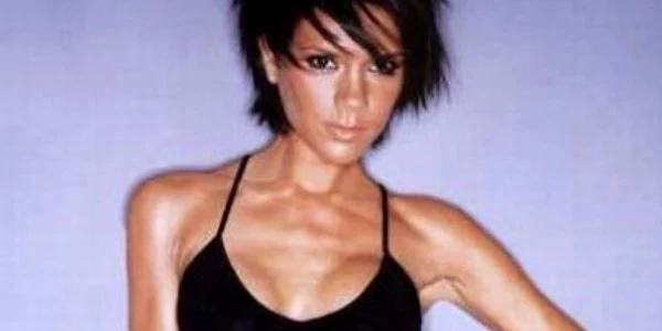 Victoria Beckham este o fană declarată a pantofilor cu tocuri imense, care i-au deformat degetele