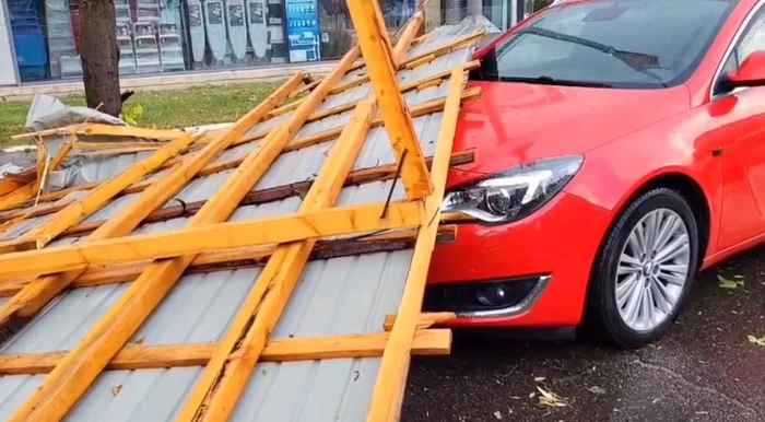 Smuls de vijelie, acoperişul unui bloc a căzut pe o maşină. Foto: captură video