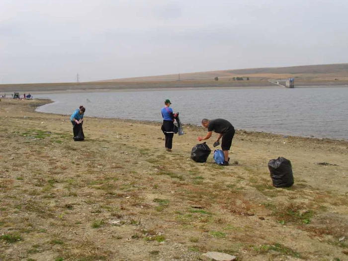 Membrii clubul Rotaract au făcut curăţenie pe lacul Mânjeşti