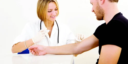 Doctor cu pacient foto Shutterstock