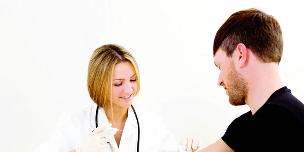 Doctor cu pacient foto Shutterstock